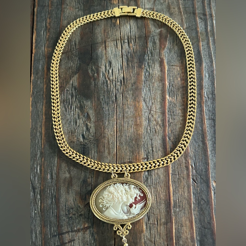 1928 Cameo Gold Tone Necklace - Picture 5 of 9